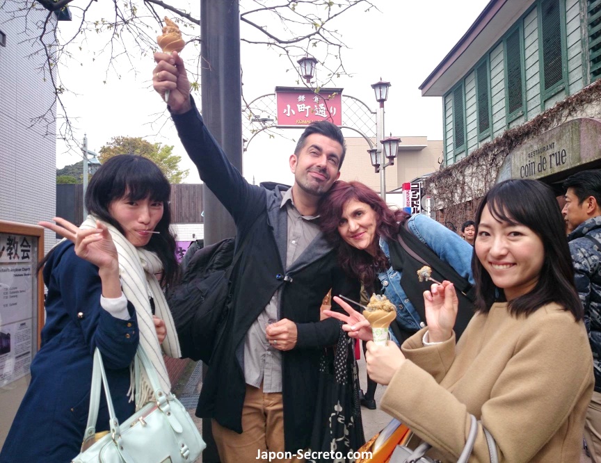 Tomando un helado con amigas en la calle Komachidori (Kamakura, Kanagawa)