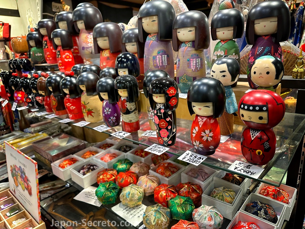 Kokeshi, las tradicionales muñecas japonesas de madera de gran elegancia