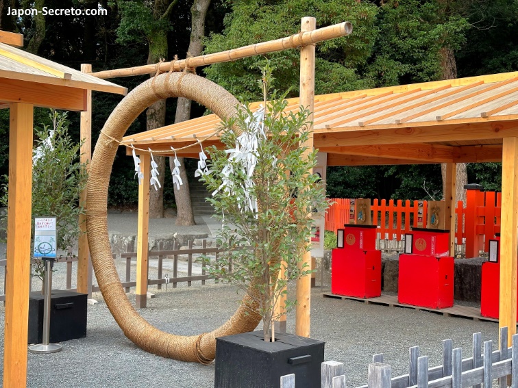 Chinowa para el ritual japonés Nagoshi No Harae de entrada en el verano situado en el santuario Tsurugaoka Hachimangu de Kamakura
