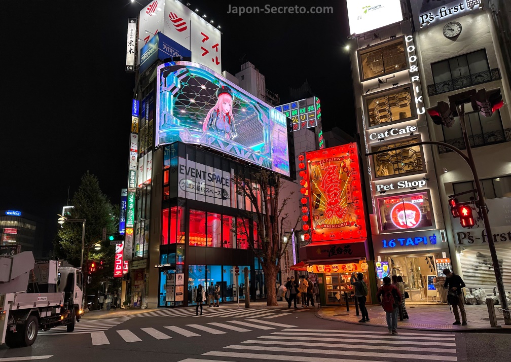 Gran pantalla 3D y carteles luminosos en Kabukicho, cerca de la estación de Shinjuku (Tokio)