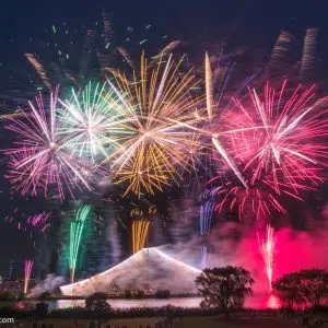 Festival de fuegos artificiales Katsushika Noryo en Shibamata (Tokio) en julio