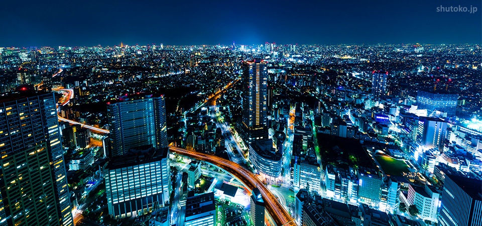 Vistas nocturnas desde el Mirador Sky Circus del rascacielos Sunshine 60 en Ikebukuro (Tokio)