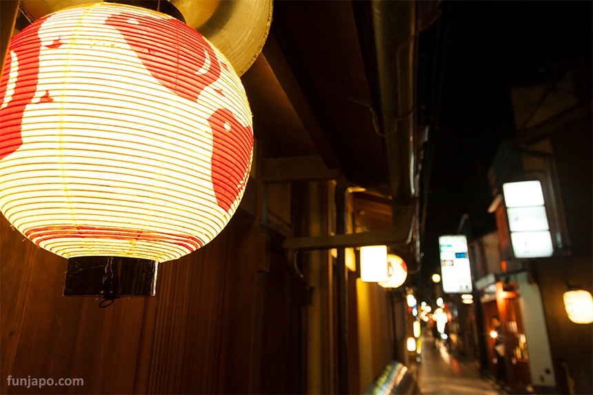 Farolillos de papel (chochin) colgando de los restaurantes e izakayas de Pontocho (Kioto)