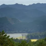 Vista del torii gigante de Ōyunohara (大斎原) en Kumano Hongu