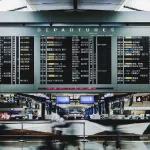 Terminal de salidas de aeropuerto y vuelo cancelado o retrasado