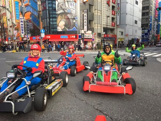 Conduciendo un kart con disfraz de Mario Bros por Akihabara (Tokio)