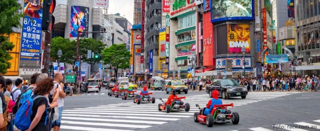 Conduciendo un kart con disfraz de Mario Bros por el famoso cruce de Shibuya (Tokio)