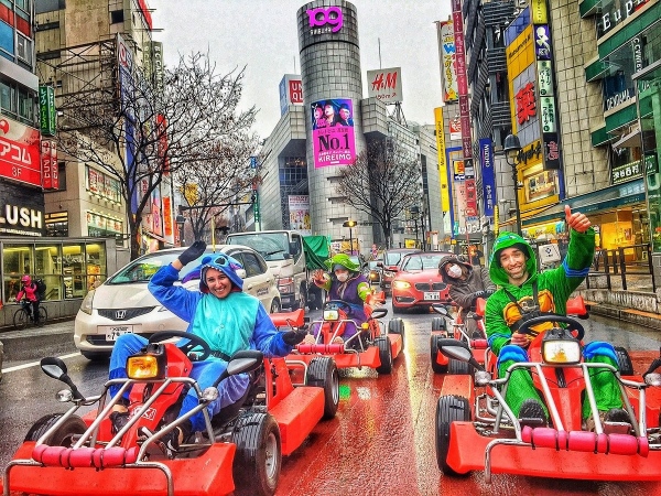 Conduciendo un kart con disfraz de Mario Bros por Shibuya (Tokio)