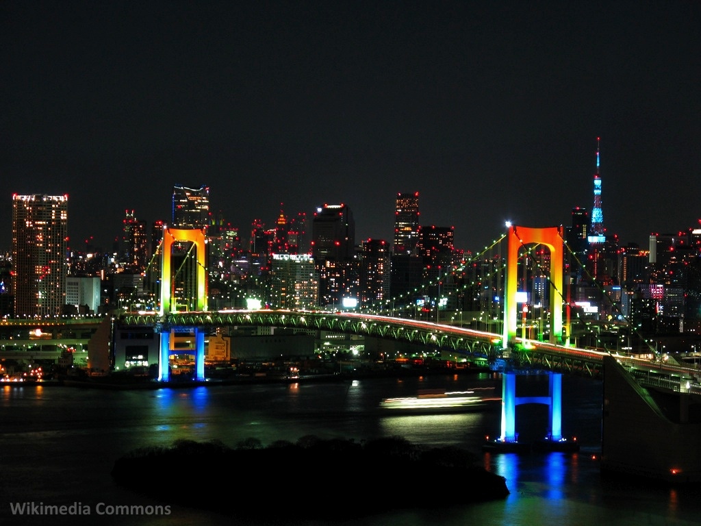 Puente Rainbow Bridge en la bahía de Tokio. VIsta desde Odaiba