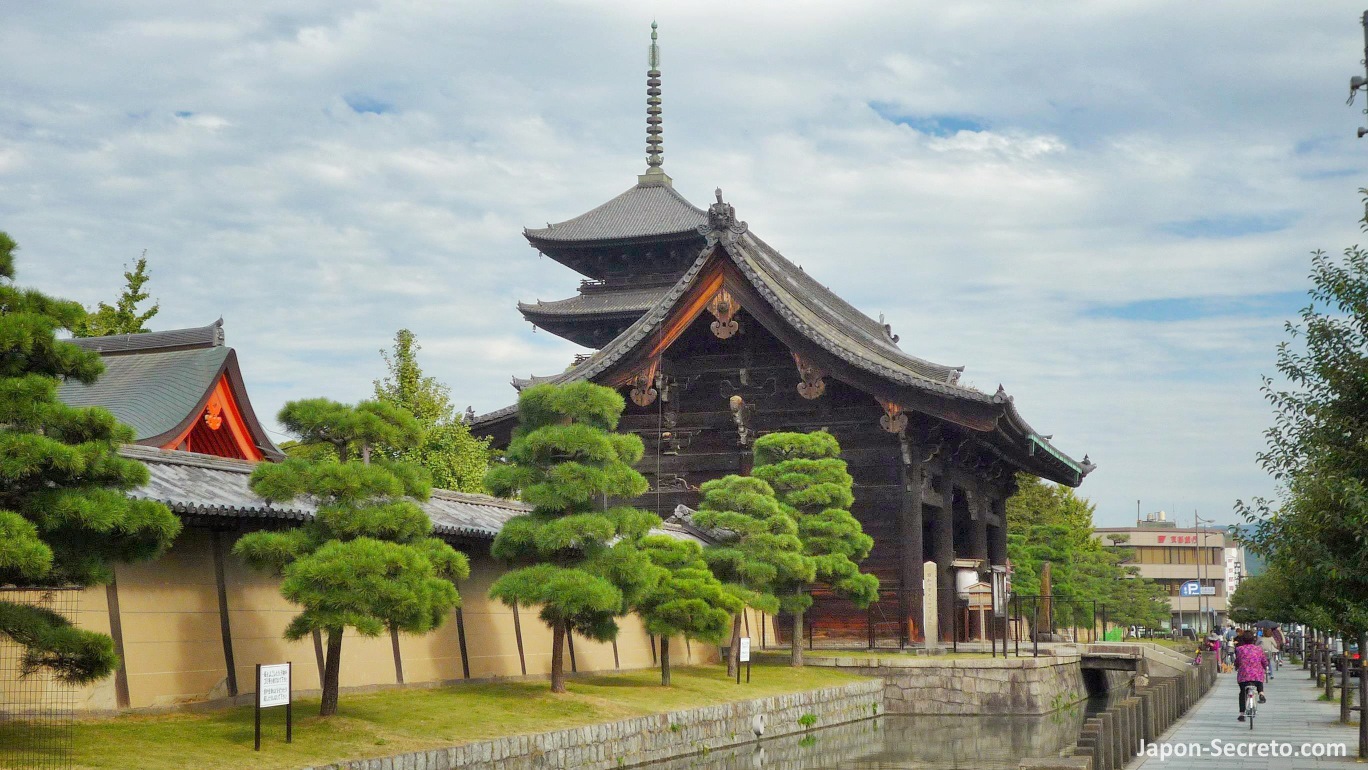 Exterior del templo Toji (Kioto)
