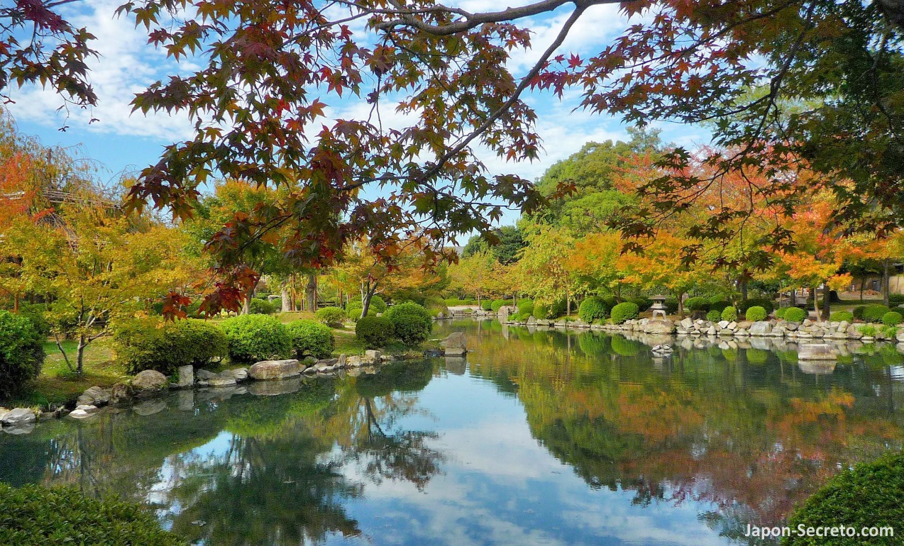 Estanque del jardín del templo Toji (Kioto) en otoño