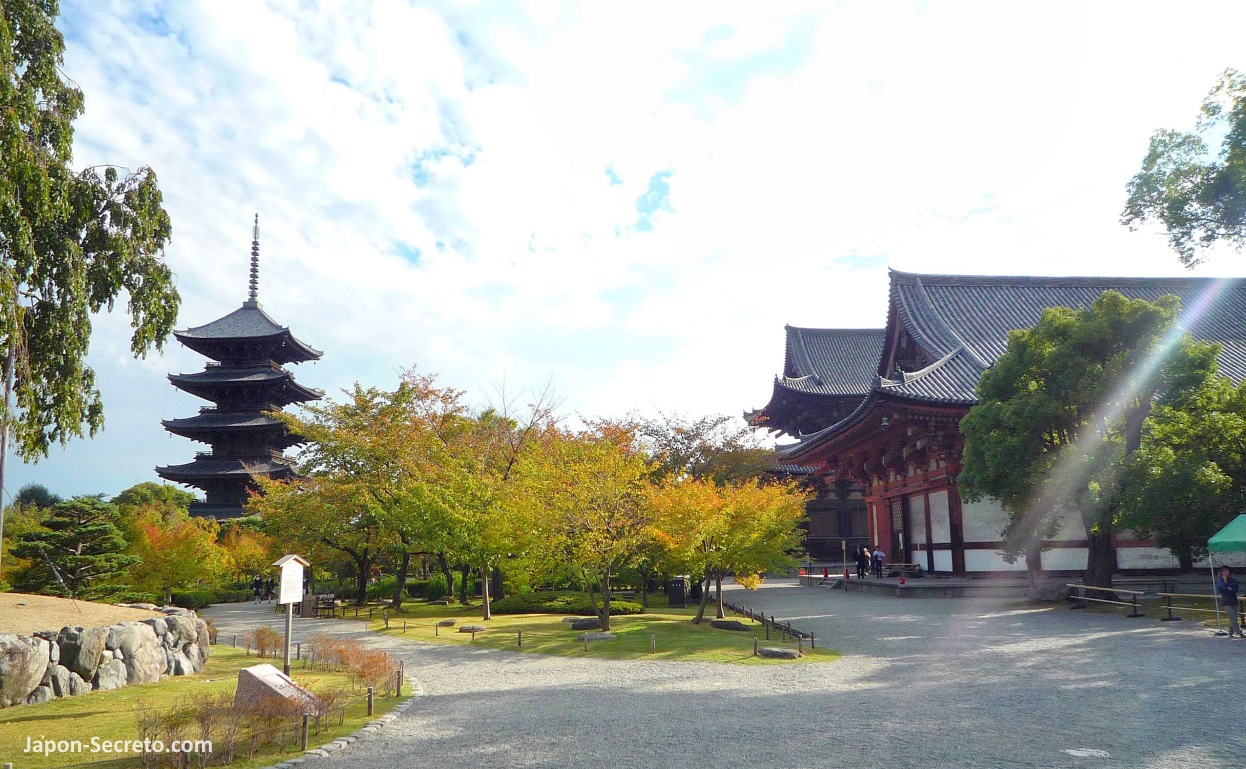 Terrenos del templo Toji de Kioto y pagoda al fondo