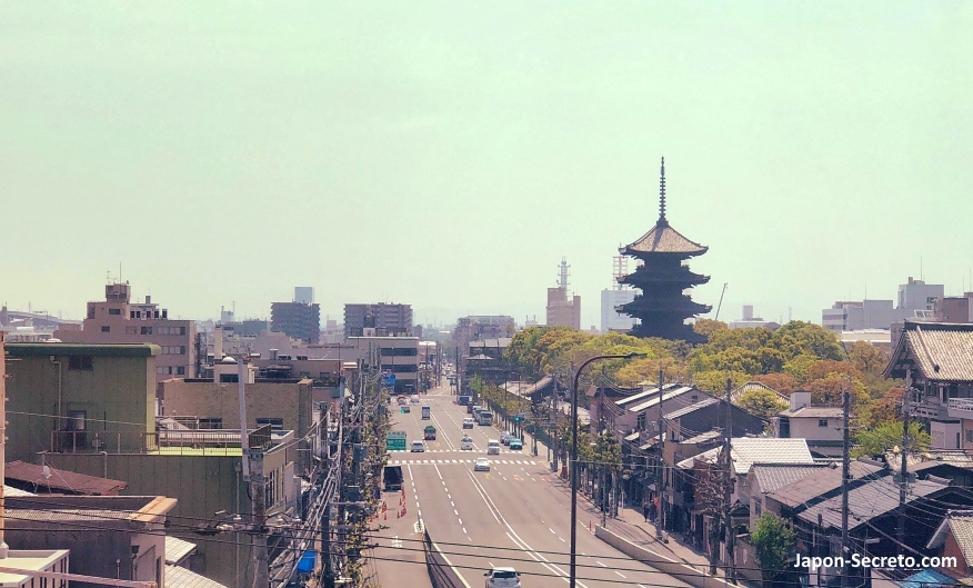 Vista del templo Toji de Kioto desde el Sanyo Shinkansen