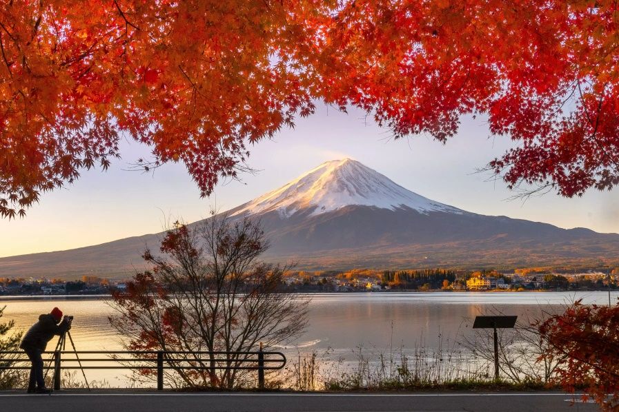 Vista del Monte Fuji desde el lago Kawaguchi en otoño