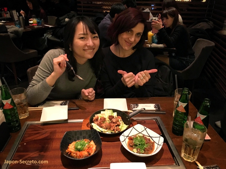 Cenando en nochebuena en un restaurante de Caretta Shiodome (Shinbashi, Tokio)