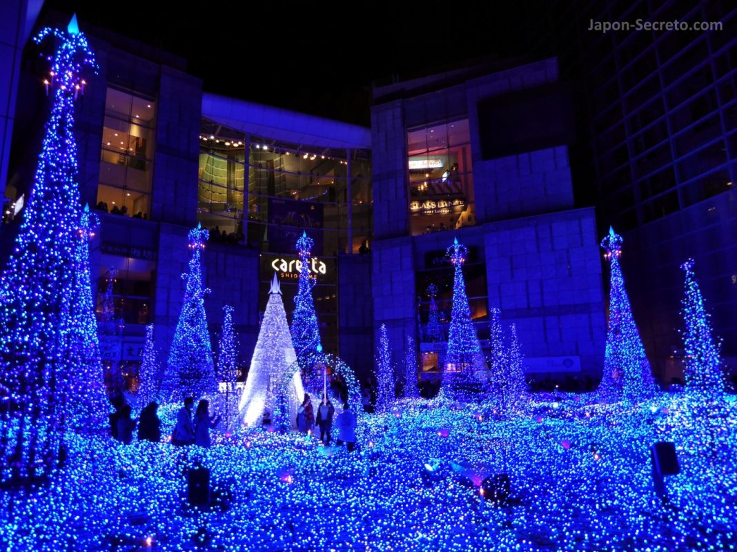 Disfrutando en nochebuena la iluminación de navidad en el complejo comercial Caretta Shiodome (Shinbashi, Tokio)