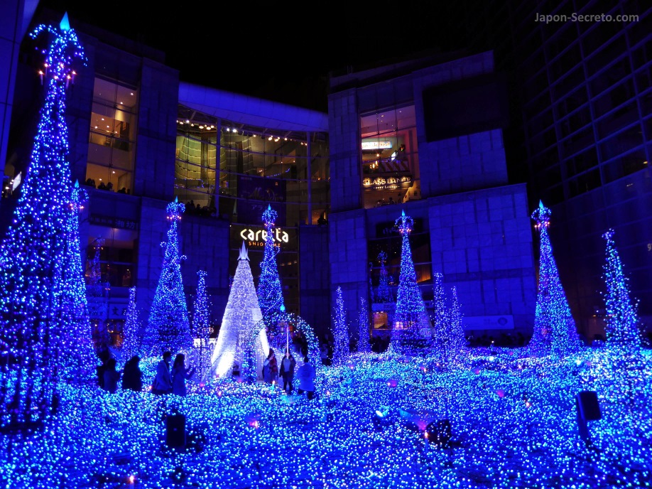 Disfrutando en nochebuena de la iluminación de navidad en el complejo comercial Caretta Shiodome (Shinbashi, Tokio)