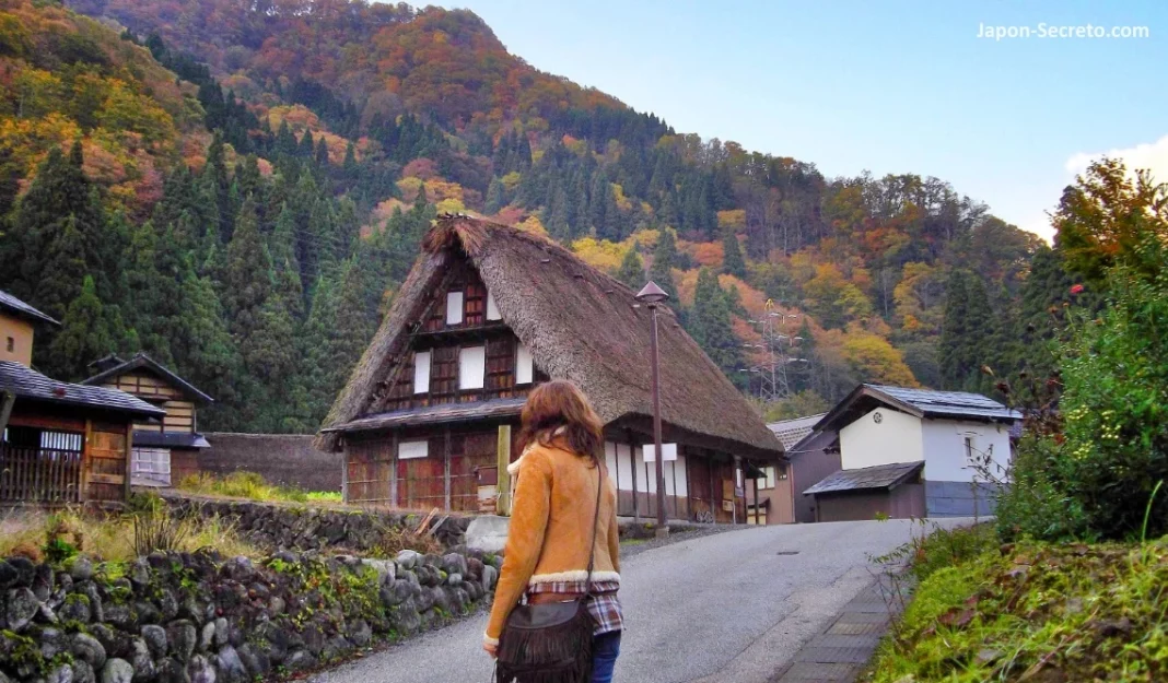 Visitando las casas gassho-zukuri en Ainokura (Toyama), villa medieval en los Alpes Japoneses