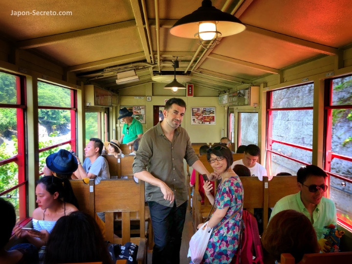 Paseo en el Torokko (Sagano Romantic Train), el tren Escénico de Sagano (Arashiyama, Kioto)