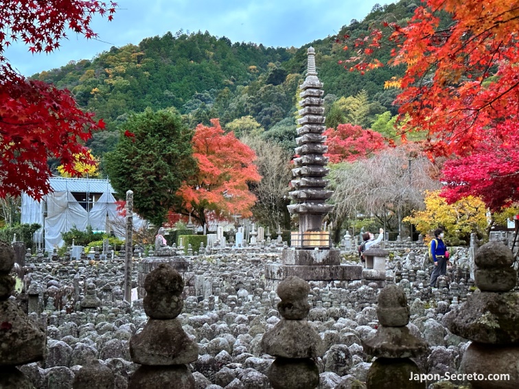 Colores del otoño en el templo Adashino Nenbutsuji en Saga Toriimoto (Arashiyama, Kioto)