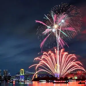 Fuegos artificiales sobre la bahía de Tokio y el Rainbow Bridge