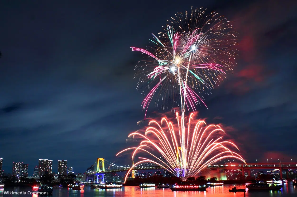 Fuegos artificiales sobre la bahía de Tokio y el Rainbow Bridge