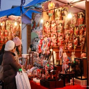 Mercado tradicional Hagoita de Kasukabe, en diciembre