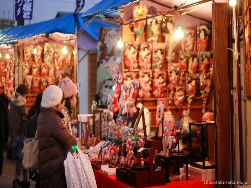 Mercado tradicional Hagoita de Kasukabe, en diciembre