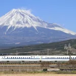 Tren bala (Shinkansen) y monte Fuji al fondo