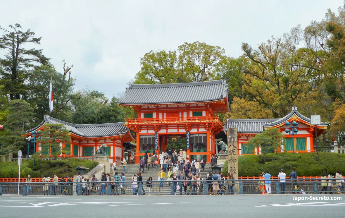 Puerta Nishirōmon del santuario Yasaka Jinja de Kioto