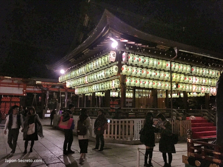 Famosos farolillos o linternas de papel iluminados por la noche en el santuario Yasaka de Kioto