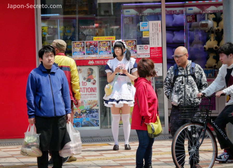 Chica vestida de maido repartiendo publicidad de un Maid Cafe en Den Den Town (Osaka)
