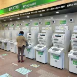 Cajeros automáticos (ATM) en la oficina postal de correos situada al lado de la estación de tren de Kioto JR