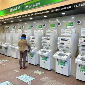 Cajeros automáticos (ATM) en la oficina postal de correos situada al lado de la estación de tren de Kioto JR