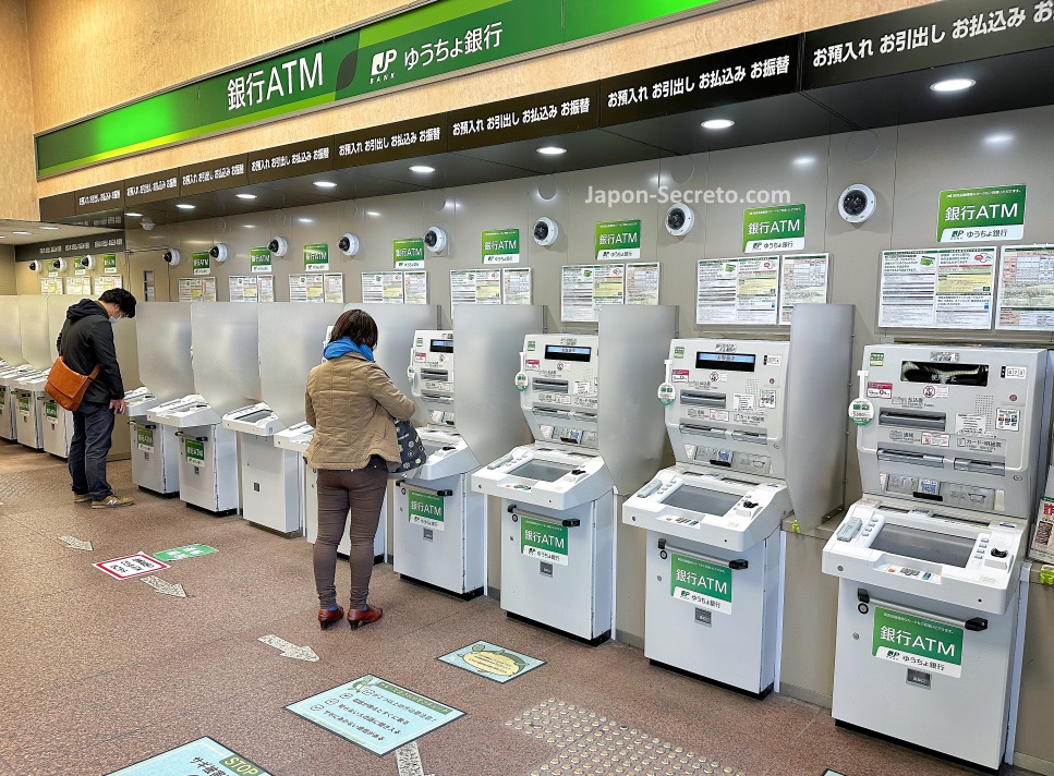 Sacando dinero en la oficina de correos situada al lado de la estación de tren de Kioto JR