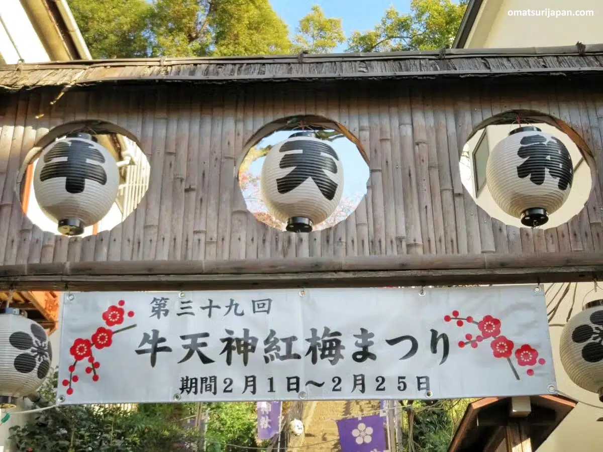 Festival de ciruelos en flor Kōbai Matsuri en el santuario Ushi-Tenjin Kitano de Tokio en febrero
