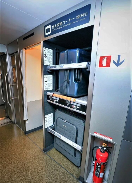 Maletas en el tren bala de Japón (Shinkansen): Portaequipajes reservable en el Shinkansen