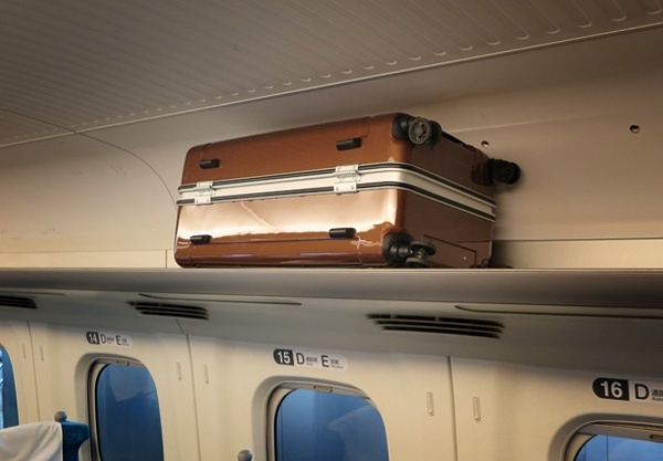 Maletas en el tren bala de Japón (Shinkansen): Portaequipajes superior en los asientos del Shinkansen