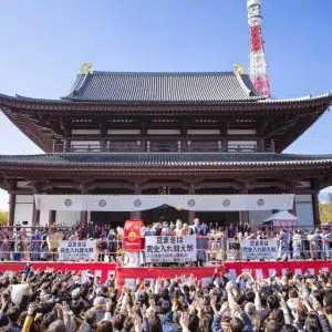 Ritual Setsubun Mamemaki en el templo Zojoji de Tokio, junto a la Torre de Tokio, en febrero