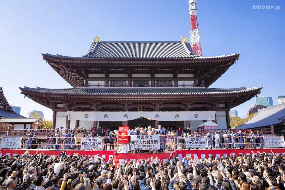 Ritual Setsubun Mamemaki en el templo Zojoji de Tokio, junto a la Torre de Tokio, en febrero