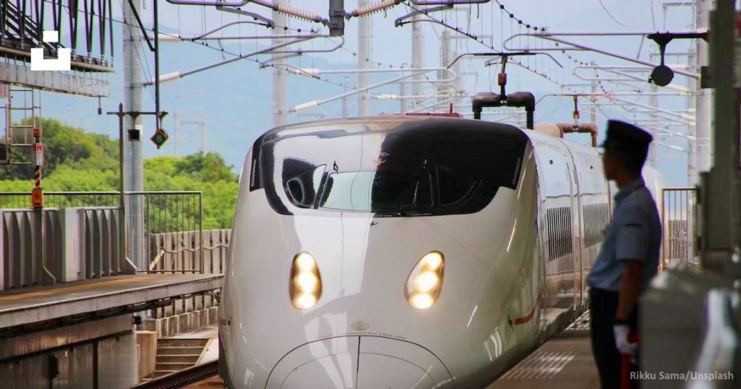 Tren bala o Shinkansen llegando a la estación