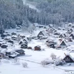 Villa medieval histórica de Shirakawago cubierta de nieve tras una fuerte nevada en invierno en los Alpes japoneses