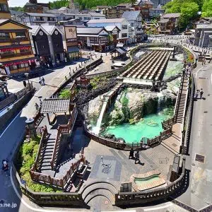 Yubatake, el gigantesco manantial situado en el centro del pueblo termal de Kusatsu Onsen (Gunma)