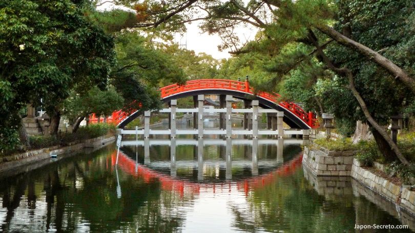 Famoso puente rojo del santuario Sumiyoshi Taisha de Osaka