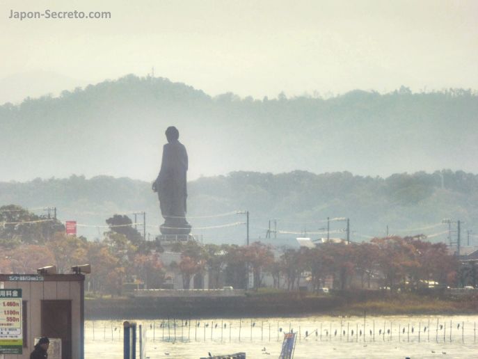 Estatua gigante de Kannon en la bahía de Nagahama