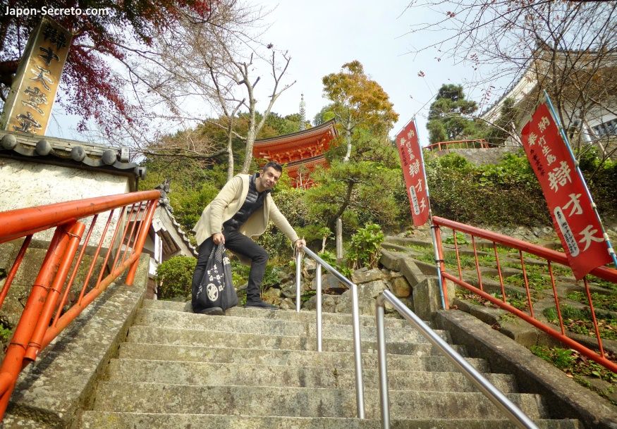Subiendo escaleras hacia el templo Hogon-ji de Chikubushima