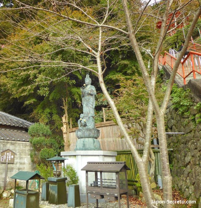 Estatua de Kannon en el templo Hogon-ji de la isla de Chikubushima
