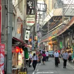 Caminando por una calle del barrio de Shinbashi, en Tokio