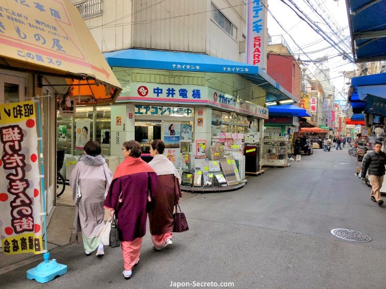 Mujeres en kimono visitando las tiendas del barrio de electrónica de Osaka (distrito de Nipponbashi)