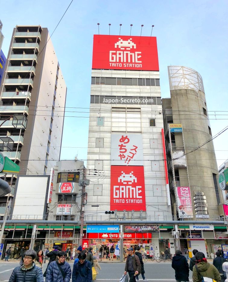 La emblemática tienda Taito, símbolo de Den Den Town, el barrio de las tiendas de electrónica de Osaka (distrito de Nipponbashi)